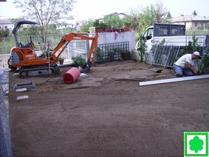 la terra da giardino dopo essere stata posato viene livellata