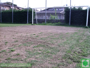 campo da calcio prima della semina ed arieggiato